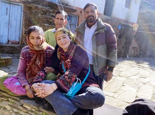  Uttarakhand: Blogger Jyoti Adhikari visits Ankita Bhandari's village, meets her parents, and provides financial assistance.