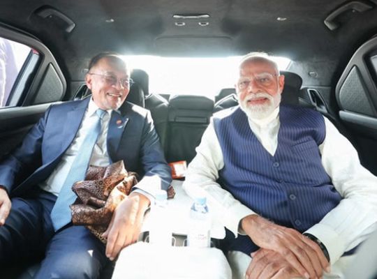  Big news: Prime Minister Modi arrives in Malaysia! PM Anwar Ibrahim gives him a grand welcome at the airport, and the Indian community shows tremendous enthusiasm