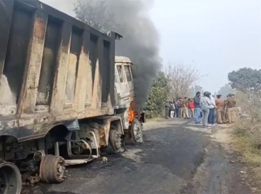 Horrific road accident in Udham Singh Nagar: A speeding truck crushed a biker in Kashipur! Following the death, an enraged crowd torched the 12-wheeler truck; heavy police force has been deployed in the area.