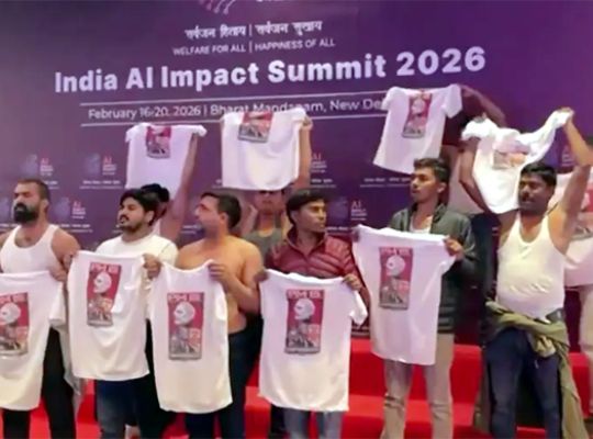Big Breaking: Chaos at the AI ​​Summit! Youth Congress members broke through the security cordon at Bharat Mandapam, took off their T-shirts and protested.