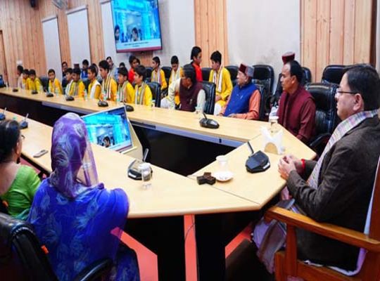 CM Dhami listened to 'Mann Ki Baat' with children and public representatives, gave a special message on AI and digital security