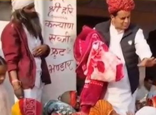 Blanket distribution sparks controversy in Tonk: Former MP Sukhbir Singh Jaunapuria accused of returning blankets after asking about religion! Politics heats up after video goes viral