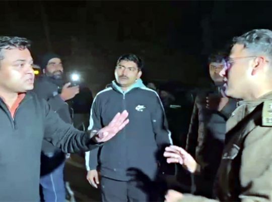 Big Breaking: High-voltage midnight confrontation in Shimla! Himachal Police stops Delhi Police transporting AI Summit protest accused