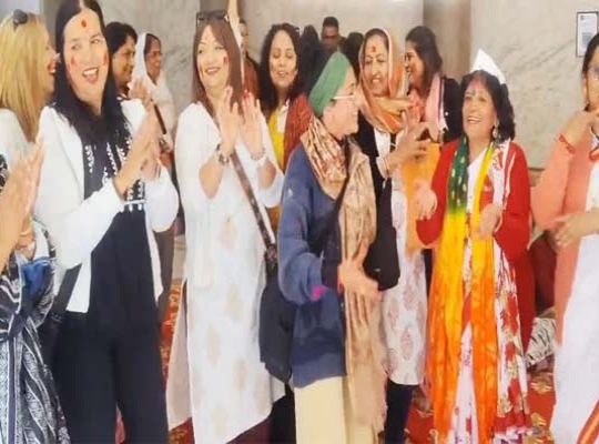 Foreign visitors soaked in the colors of Kumaoni Holi! Australian tourists thoroughly enjoyed the Holi festival at Naina Devi Temple.