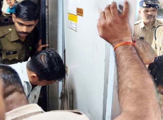 A judge's wife dies in the washroom of a moving train! Husband waits at Nimbahera station, mobile location reveals the secret