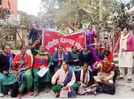 Food mothers stage a massive protest in Nainital! Anger erupts against the government for their 3,000 honorarium and exploitation, warning of a fierce movement.