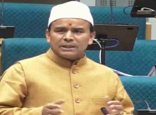 Opposition MLAs were not satisfied with the answers to the Question Hour in the House and surrounded the Minister.