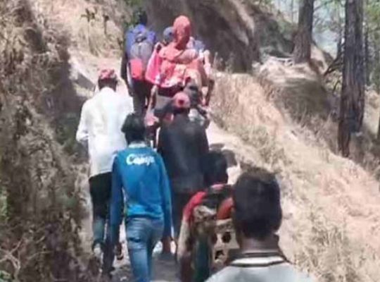 In the absence of a road, a 'dandi' became a support: a sick woman was carried 5 km to the hospital, the road remained incomplete even after four years.