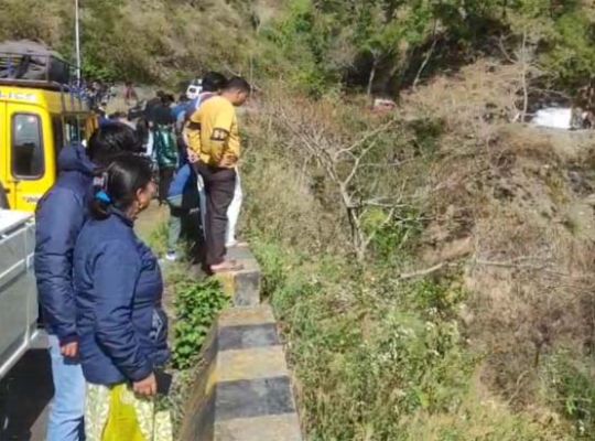 Tragic road accident in Uttarakhand: A car plunges into a 150-meter-deep ravine on the Bhawali Highway! Two of the four friends traveling to Jageshwar Dham are dead, and two are seriously injured.