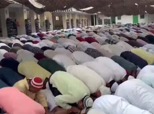 Eid al-Fitr was celebrated with great enthusiasm in Uttarakhand! Crowds gathered at mosques and Eidgahs, and people expressed their displeasure by offering prayers while wearing black armbands at the Kheda Eidgah in Rudrapur.