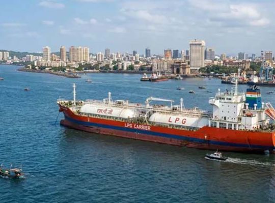 Amid Middle East tensions, India receives significant relief! The 'Jag Vasant' vessel carrying 42,000 tons of LPG arrives in Gujarat, strengthening domestic gas supply.