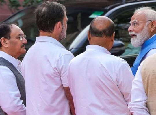 A glimpse of dialogue amid political differences: PM Modi and Rahul Gandhi meet in Parliament! A positive image of democracy dominates social media.