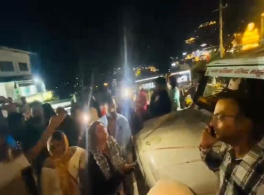 Uproar on Mussoorie Mall Road: Heated clash with municipal team sent to remove encroachments; agitated employees threaten work boycott.