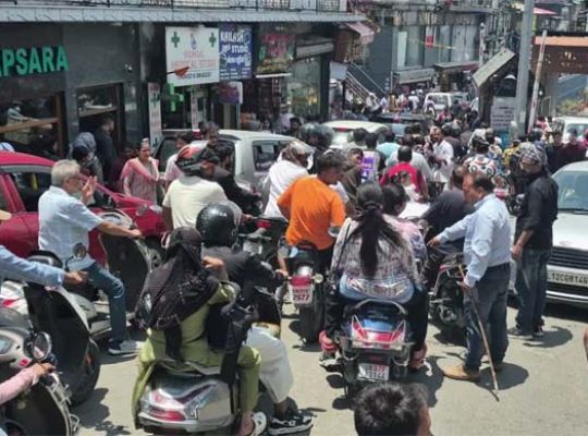 Big News: Eco-tax and Mall Road entry systems in Mussoorie to go high-tech! FASTag will enable entry in seconds, while digital systems will enhance transparency and provide relief from traffic jams.