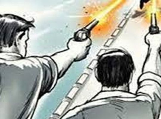 Sensation in Khagaria following a barrage of gunfire in broad daylight! Two brothers shot after their vehicle was intercepted near a bridge; one accused arrested.
