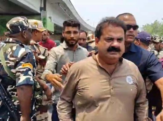 Uttarakhand: Ketan murder case heats up politics! Police stopped the convoy of MP Chandrashekhar and MLA Umesh Kumar; the MP's clothes were torn amidst a scuffle.