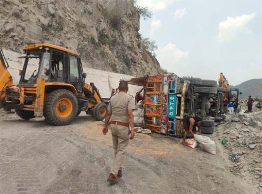 Two major road accidents in a single day: Uttarakhand plunged into mourning! Toddler struck by a truck succumbs to injuries; one killed after a boulder falls on the highway.