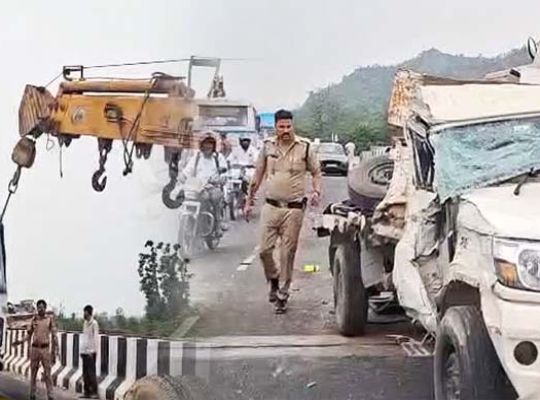 Uttarakhand: Three killed in a horrific collision between a Tanakpur Depot roadways bus and a pickup truck! Several injured; the impact was so severe that the pickup was completely mangled.