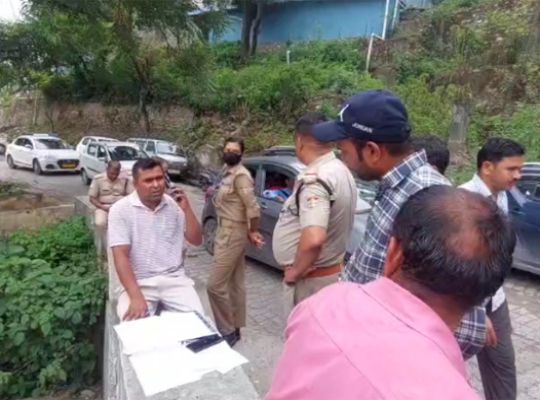 Serious questions raised again regarding Uttarakhand's healthcare system: A pregnant woman in labor was kept at a Community Health Centre (CHC) for five hours but referred elsewhere after no gynecologist was found; she died on the way before reaching Karnaprayag.