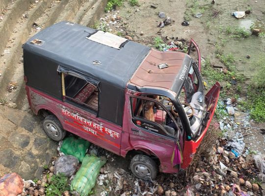 Major road accident in Aurangabad: 'Magic' vehicle carrying schoolchildren overturns into a 15-foot-deep canal; 14 children injured, 3 in critical condition.