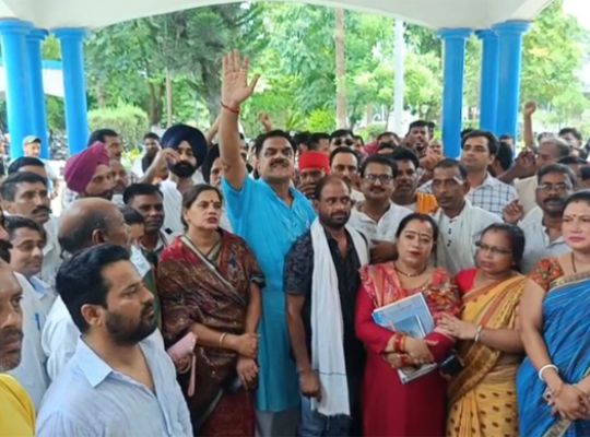 Uttarakhand: Congress stages a massive protest in Rudrapur over healthcare services! The party cornered the government regarding the shortage of doctors, lack of medicines, and the dilapidated state of the system.