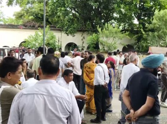 Uttarakhand: Saira Vadra gains possession of the ₹30-crore Khan Farm following a court order; Congress postpones its agitation and march to the Collectorate.