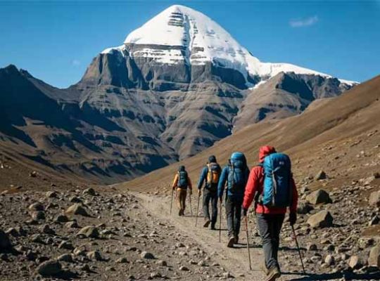 Kailash Mansarovar Yatra flagged off from Devbhoomi: Chief Minister Dhami sends off the first batch! Tanakpur resonates with chants.