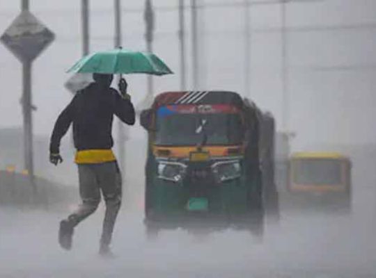 Uttarakhand: Orange-Yellow alert for heavy rain! Several roads, including the Yamunotri Highway, closed due to landslides; Alaknanda River nears warning level.