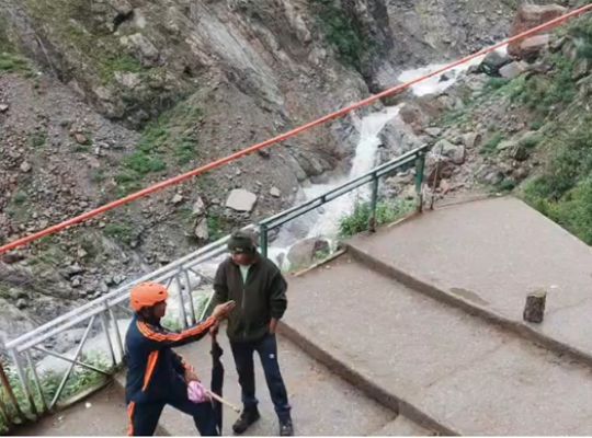 Rudraprayag administration on high alert amidst continuous rainfall in Uttarakhand! Rescue teams have been deployed at all danger zones along the Kedarnath pilgrimage route, and pilgrims are being escorted safely through these areas.