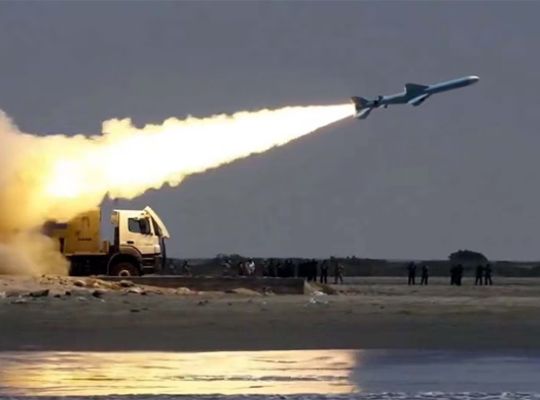  Military confrontation over the Strait of Hormuz escalates! Renewed attacks on Iran's Bandar Abbas and Qeshm; tensions deepen following Iranian missile and drone strikes.