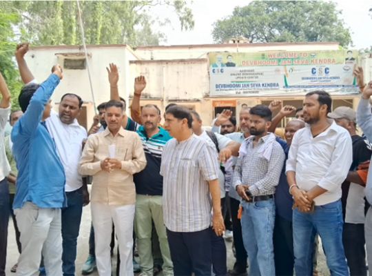 Uttarakhand: Congress stages a protest in Roorkee over the electricity situation! The Superintending Engineer's office was besieged, and there was a massive uproar regarding smart meters and power outages.