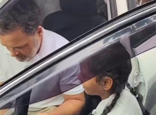 Uttarakhand: Rahul Gandhi showed a deeply emotional side in Dehradun! He gave a chocolate to a little girl and asked, "What do you want to become when you grow up?" The Leader of the Opposition smiled upon hearing of her dream to become a pilot.