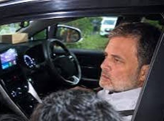 Uttarakhand: Rahul Gandhi backs the protest against the felling of 4,000 trees! He visited the protest site and assured the agitators of his support.