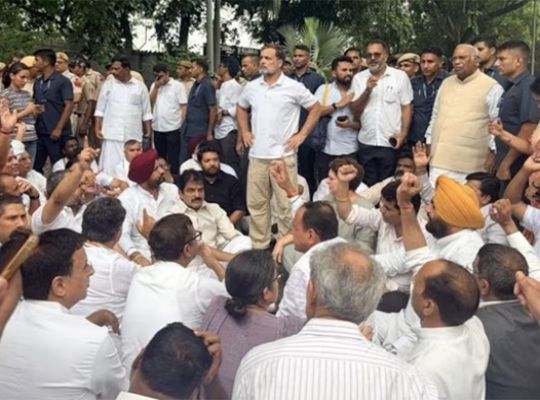 Big News: Congress launches a massive protest against the alleged police action on students in Delhi! Several senior leaders, including Rahul Gandhi, Priyanka Gandhi, and Kharge, staged a sit-in near the PM's residence.