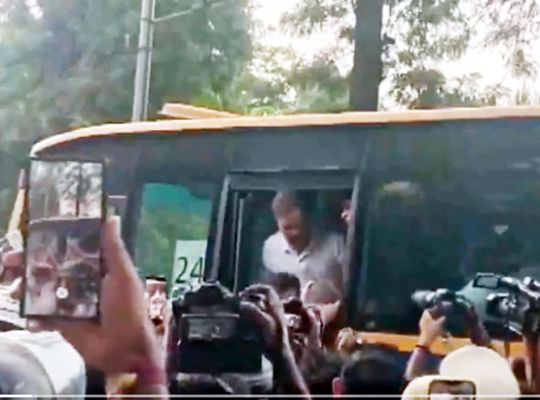  Big News: High-voltage political drama in Delhi over the paper leak issue! Rahul Gandhi demands the resignation of the PM and Home Minister; the deadlock hinges on the Education Minister's resignation.