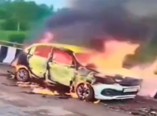  Uttarakhand: Panic ensued after a car caught fire on the highway in Roorkee! The vehicle was quickly engulfed in flames; the fire was brought under control after a strenuous effort.