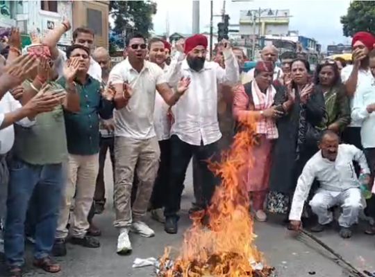 Uttarakhand Congress stages a show of strength in support of the student movement! Sloganeering and effigy burning against the Education Minister in Dehradun; situation escalates due to stone-pelting in Patna.