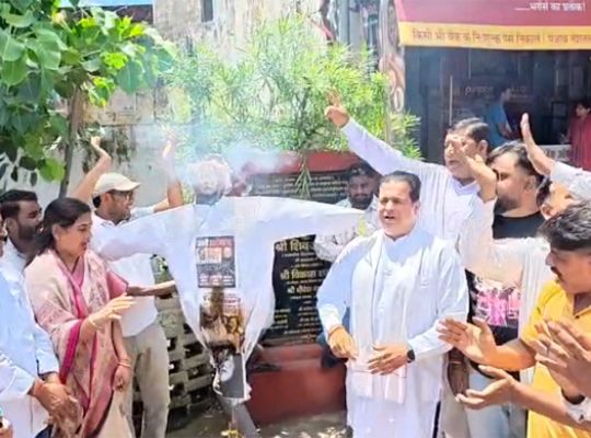 Congress protests in Rudrapur over the NEET controversy: Effigy of the Central Government burned in protest against the alleged police action against students at Jantar Mantar; demand raised for the Education Minister's resignation.