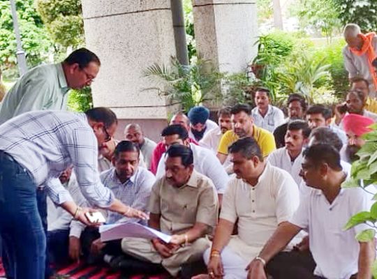  Uttarakhand: Construction of community hall in Kichha has not started even after the *Bhoomi Pujan* (groundbreaking ceremony)! Upset MLA Behar reached the Mandi Parishad headquarters and staged a sit-in protest.