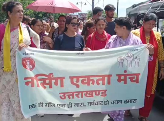 Uttarakhand: Nursing candidates stage a massive protest against the government! They marched from Gandhi Park towards the Chief Minister's residence but were stopped by police barricades.