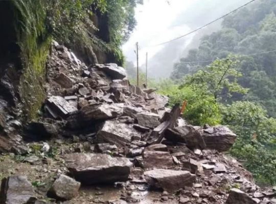  Uttarakhand: Heavy rain alert for several districts! Landslides and swollen rivers and streams have compounded difficulties; people urged to remain vigilant.