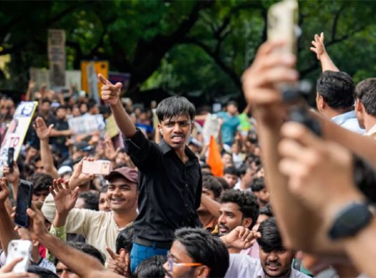Jantar Mantar Protest: Student agitation heats up politics from Delhi to Patna! Heavy police deployment at Jantar Mantar; stone-pelting and lathi-charge in Patna.