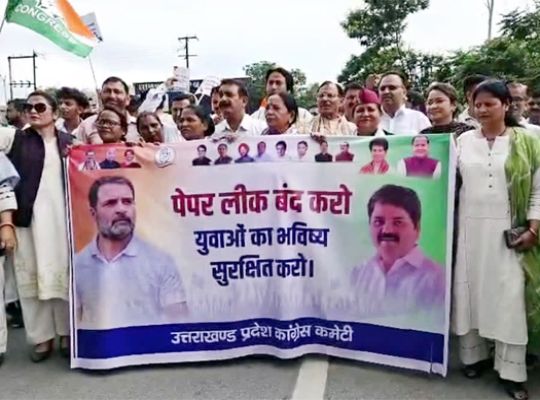 A do-or-die battle over the future of the youth in Uttarakhand! Heated scuffles broke out between the police and Congress workers at the UTU gate in the capital.