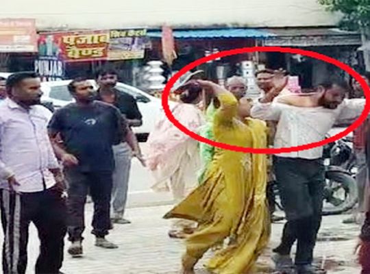 Uttarakhand: Girlfriend's fury erupts over betrayal in love! Teaches boyfriend a lesson with slippers.