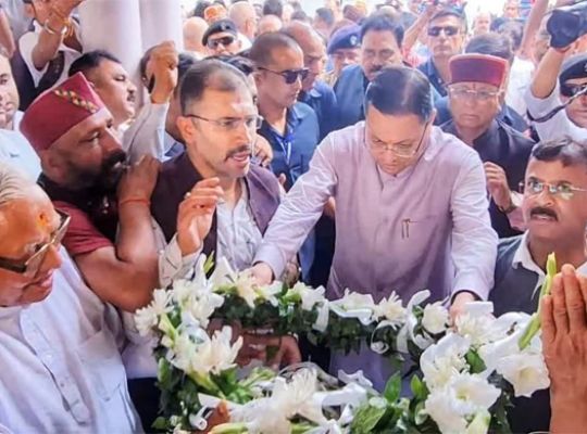 Uttarakhand: Tearful final farewell to Hira Singh Bisht! Last rites performed with state honors; CM Dhami paid tribute.