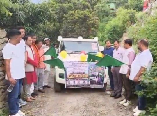 A major step for education in Champawat! Children will no longer have to walk 25 kilometers to school; a school transport service has been launched for students under the 'Vidya Vahini' initiative.