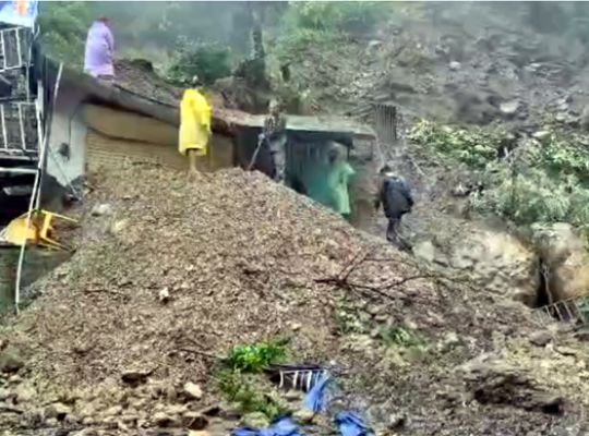 Uttarakhand: Torrential rain wreaks havoc in Mussoorie! Long traffic jam caused by debris and boulders falling onto the road.