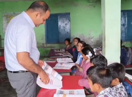 Uttarakhand: DM Manish Kumar turns teacher! He taught a social science lesson to children and emphasized the need to prevent school dropouts.