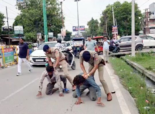 Accused in the Rudrapur gang-rape case attempted to escape from police custody! Police chased and caught them; an angry mob surrounded and beat them up.