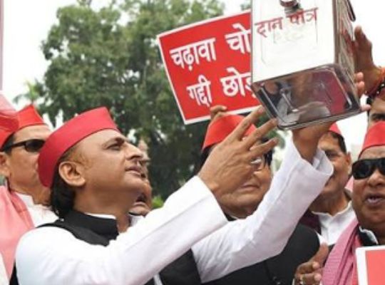 Big Breaking: Opposition stages a massive protest at Parliament's Makar Dwar! Politics heats up over 'Who gave the order?' posters.